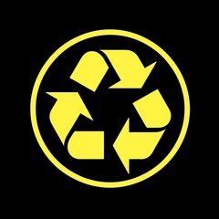 símbolo amarillo del reciclaje sobre fondo negro