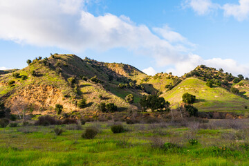 Obraz premium Views mountains, hills, rivers, lush grass and foliage, while hiking during the spring in Malibu Creek State Park.