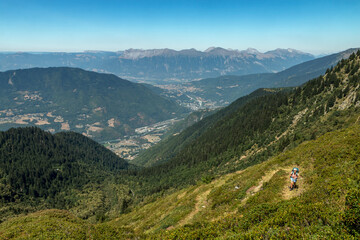 Randonnée aux Lacs de Montartier en été en Savoie , vue sur Aiguebelle et le Massif des Bauges ,Massif de la Lauzière, Alpes , France
