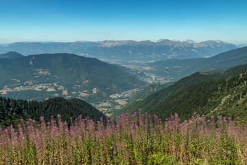 Vue sur la vallée de la Maurienne et les Bauges ,en été en Savoie , depuis le Massif de la Lauzière, Alpes , France