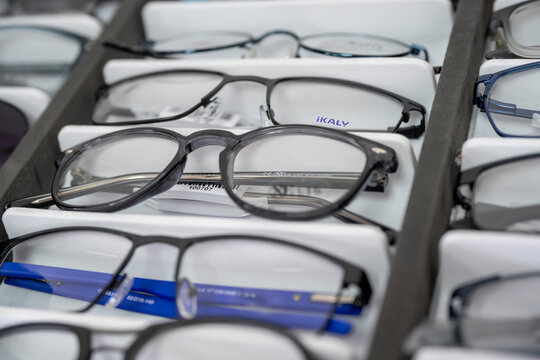 lunettes rang&eacute;es chez un opticien pour pr&eacute;sentation au client