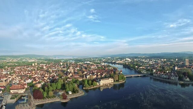 Luftaufnahme von der Konstanzer Altstadt dem Rehindelta und der Rheinbr&uuml;cke bei Sonnenaufgang. Bodensee, Konstanz, Baden-W&uuml;rttemberg, Deutschland, Europa.