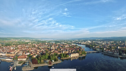 Luftaufnahme von der Konstanzer Altstadt dem Rehindelta und der Rheinbrücke bei Sonnenaufgang....