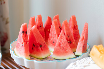 Trozos de sandía jugosos y coloridos