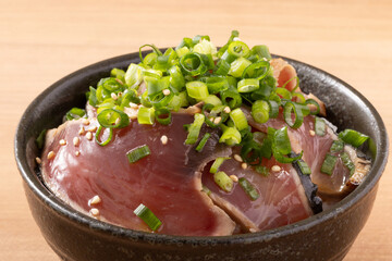 鰹たたきの漬け丼
