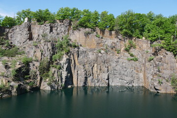 Steinbruchsee in den Königshainer Bergen in Sachsen