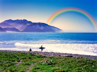 捕鯨の町・カイコウラの美しいビーチにかかる虹 - obrazy, fototapety, plakaty