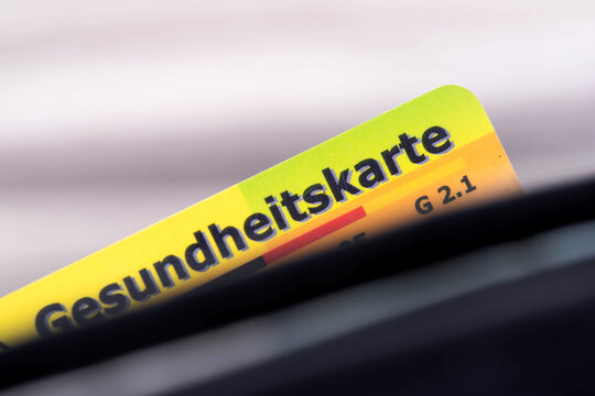 Geldb&ouml;rse und die Karte einer Krankenkasse
