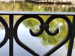 railing of a heart figure in a garden, barandal de una figura de corazon de un jardín
