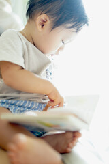 熱心に絵本を読む幼児 / Toddler eagerly reading a picture book