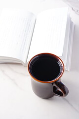 コーヒーを飲みながら読書をしているイメージ
