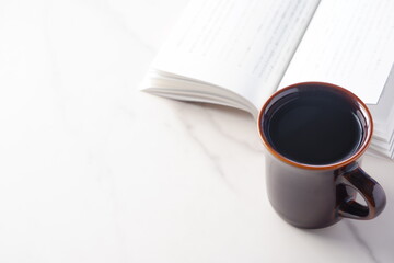 コーヒーを飲みながら読書をしているイメージ
