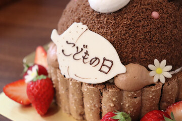 どんぐりのホワイトチョコ、こどもの日のお祝いイチゴとチョコのケーキ