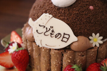 どんぐりのホワイトチョコ、こどもの日のお祝いイチゴとチョコのケーキ