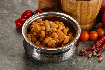 Canned beans in tomato sauce