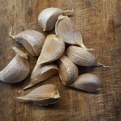 garlic on the table