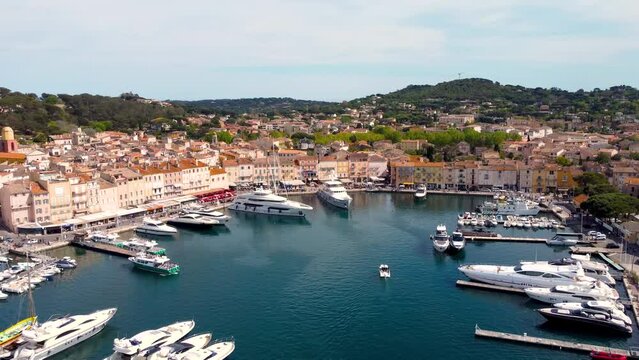 Vue a&eacute;rienne du port de St Tropez, C&ocirc;te d'Azur, France, 4K