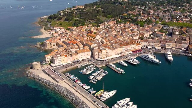 Vue a&eacute;rienne du port de St Tropez, C&ocirc;te d'Azur, France, 4K