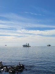 playa azul con barco