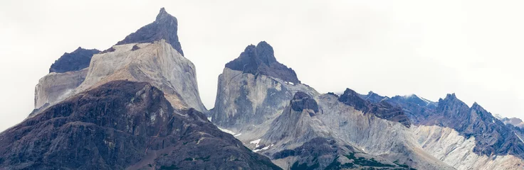 Tableaux ronds sur plexiglas Cuernos del Paine Majestic Rocky Mountain Peaks in Serene Panoramic View