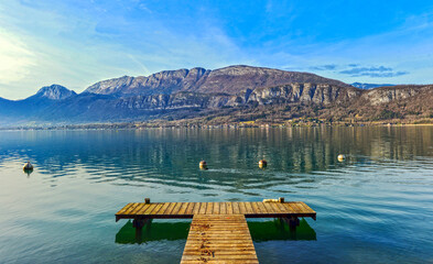  Lac d’Annecy im Département Haute-Savoie in Frankreich - obrazy, fototapety, plakaty