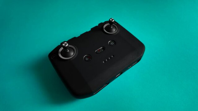 Drone remote control shows charge level of RC N1