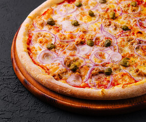 Delicious pizza Tuna with tomatoes, olives, onion and capers