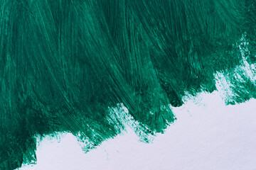 画用紙を緑色に塗りつぶす