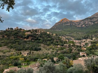 Blick auf Deia und das Abendrot