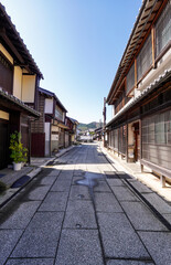 中世の港町から近世の城下町へと発展した小浜西組の伝統的な町並み（福井県小浜市）