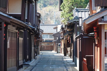 中世の港町から近世の城下町へと発展した小浜西組の伝統的な町並み（福井県小浜市）