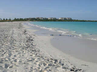 Fototapeta na wymiar Turquoise sea water and blue sky on a beach in Little Exuma Island, Bahamas.