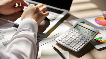 Desk with calculators for calculating, managing and
analyzing economic profits and losses. - obrazy, fototapety, plakaty