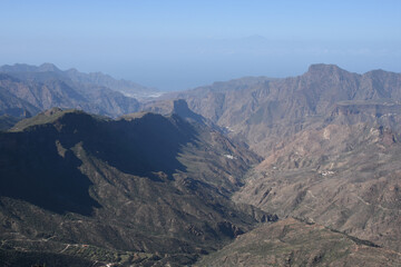 La aldea de San Nicolas (San Nicolás de Tolentino), Gran Canaria, y al fondo a la derecha el Teide (Tenerife) España, Spain