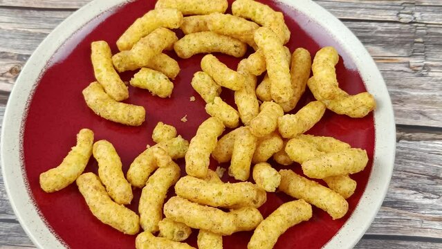 main piochant dans un tas de biscuits sal&eacute;s ap&eacute;ritif gout cacahu&egrave;tes