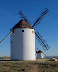 MOLINOS DE VIENTO EN MOTA DEL CUERVO. CUENCA. CASTILLA LA MANCHA. ESPAÑA. EUROPA