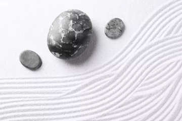 Photo sur Plexiglas Pierres dans le sable Zen garden stones on white sand with pattern, flat lay