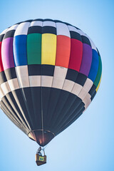 Naklejka premium Vibrant hot air balloon soaring in Iowa
