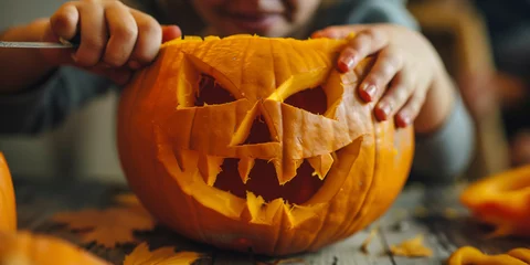 Poster Kinder schnitzen einen Kürbis für Halloween © stockmotion