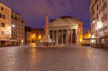 Fototapeta na wymiar Pantheon in the Rotonda Square in Rome at dawn.