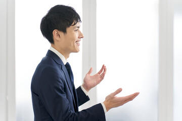 会話をするアジア人ビジネスマン