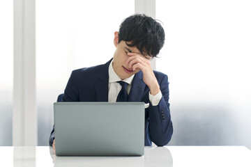 仕事のトラブルで困るビジネスマン