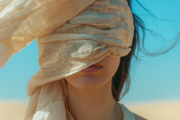 Close-up mujer con turbante en el desierto