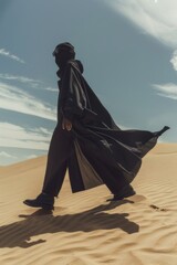 Moda gorpcore de verano, Modelo paseando por las dunas del desierto del S&aacute;hara, t&uacute;nica y turbante negro 