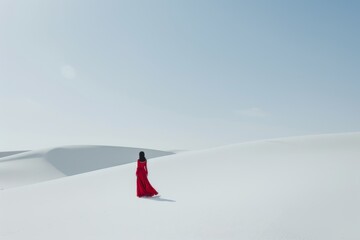 mujer paseando con un vestido rojo por las dunas de arena blanca, fotografía editorial minimalista 