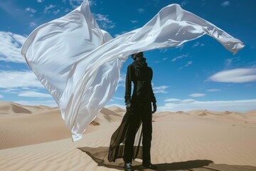 nueva colección de moda sostenible contra el cambio climático, modelo posando en el desierto con telas vaporosas 