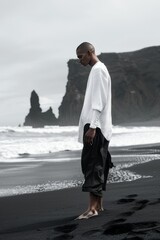moda nómada sostenible y ecológica, hombre negro mirando al mar 