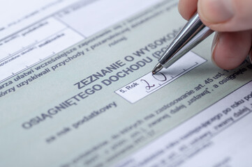 Wypełniać polskie zeznanie podatkowe o osiągniętych dochodach, pit do urzędu skarbowego  - obrazy, fototapety, plakaty