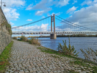 Pont suspendu traversant la Loire, Ancenis, Loire-Atlantique, France - obrazy, fototapety, plakaty