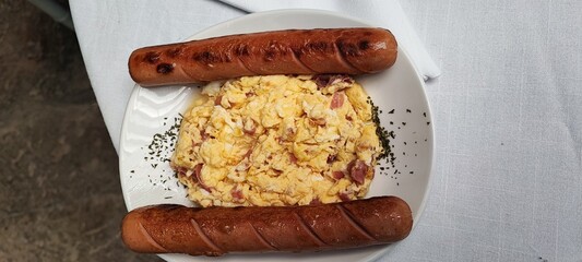 huevos revueltos con salchichas delicioso desayuno